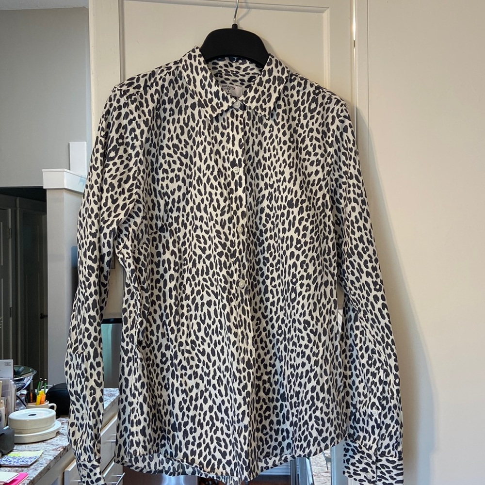 NWOT. Untuckit leopard print blouse sz 6